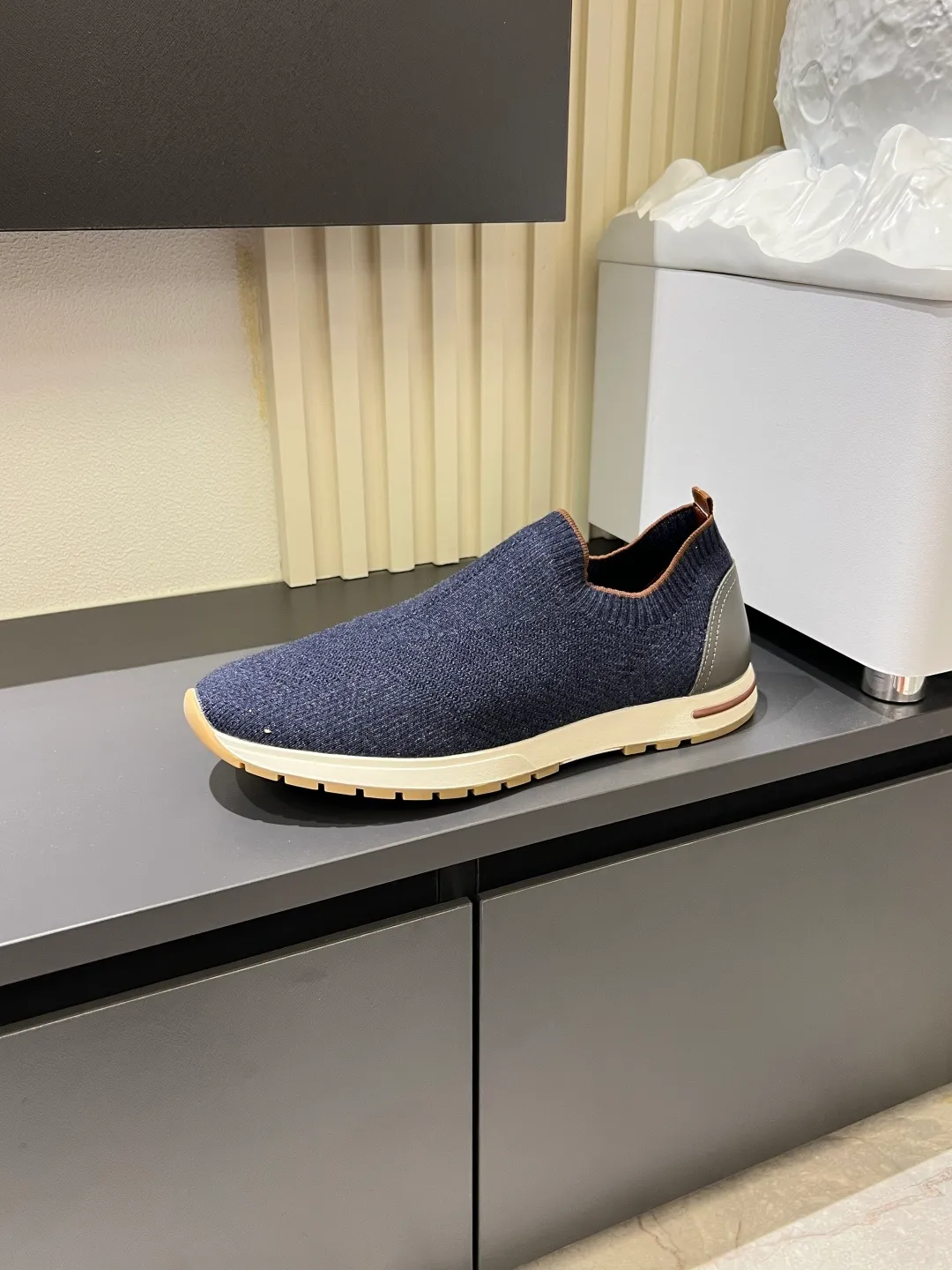 Men's Men's Shoes 💰p380 Loro Men's Shoes 💰piana/Noyo Piana 360 L Men's Shoes 💰p Flexy Walk Men's Sports Shoes These sports shoes are made of knitted wool uppers, and the heel is wrapped in smooth calf leather. Merino sheep are selected from Australia and New Zealand. The upper is machine-woven like a sweater, and then equipped with a white rubber outsole and a Kummel-colored sole. It is both beautiful and non-slip. The fabric is 100% cashmere and the insole is calf leather. It is super comfortable on the feet! Comes with full original packaging! Multiple colors available! Size: 38-44 (45 customized)